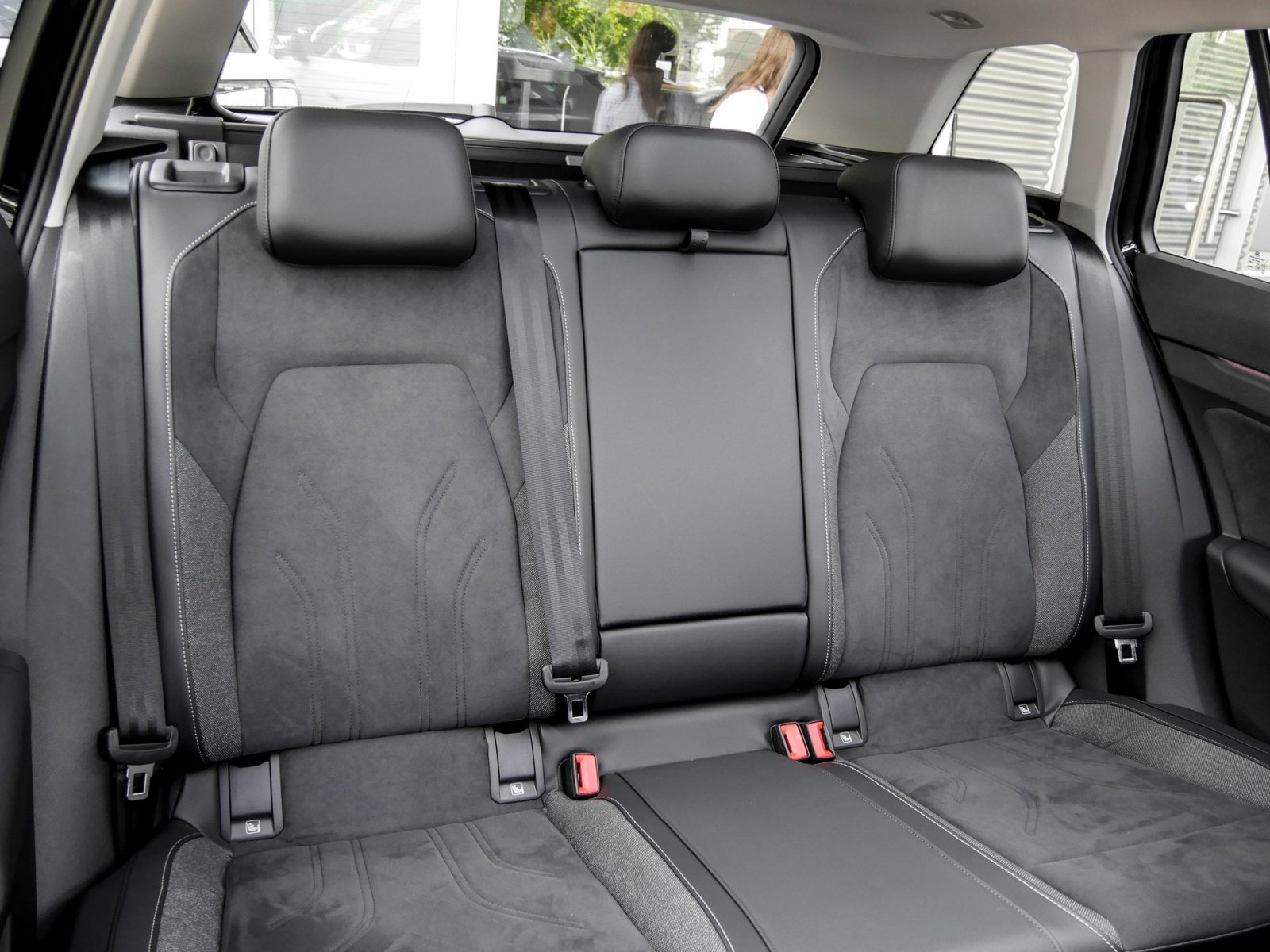 Volkswagen Golf Variant VIII 1.5 eTSI STYLE PANO ACC LM18