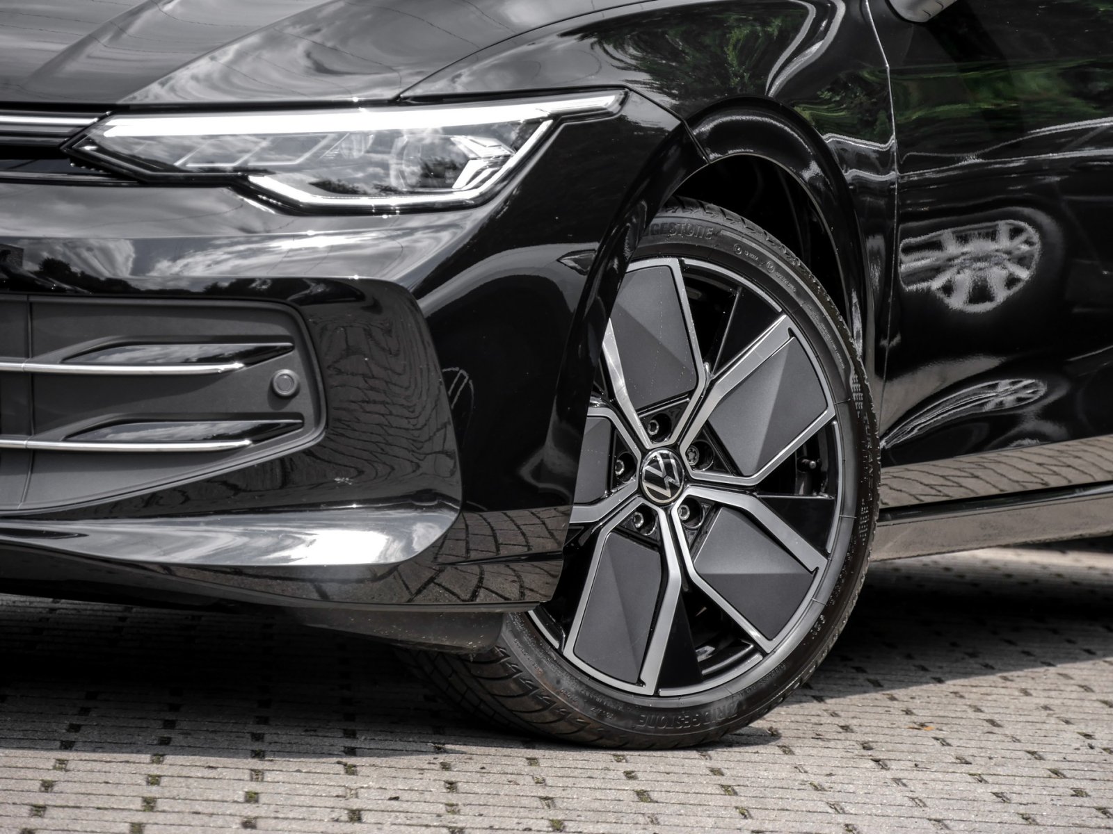 Volkswagen Golf Variant VIII 1.5 eTSI STYLE PANO ACC LM18