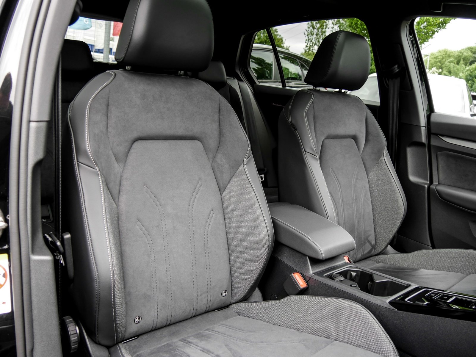 Volkswagen Golf VIII 1.5 eTSI EDITION 50 PANO CAM ACC LM18