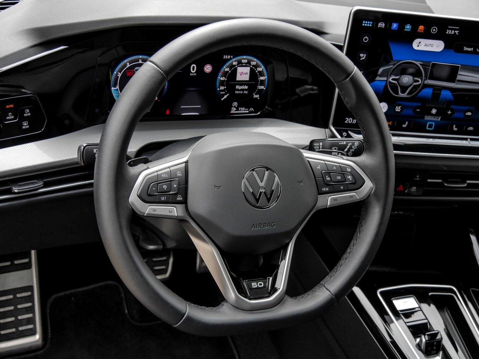 Volkswagen Golf VIII 1.5 eTSI EDITION 50 PANO CAM ACC LM18