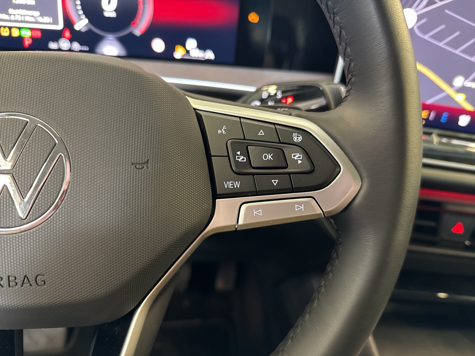 Volkswagen Tayron 2.0 ELEGANCE LEDER AHK 360°CAM ACC LM18