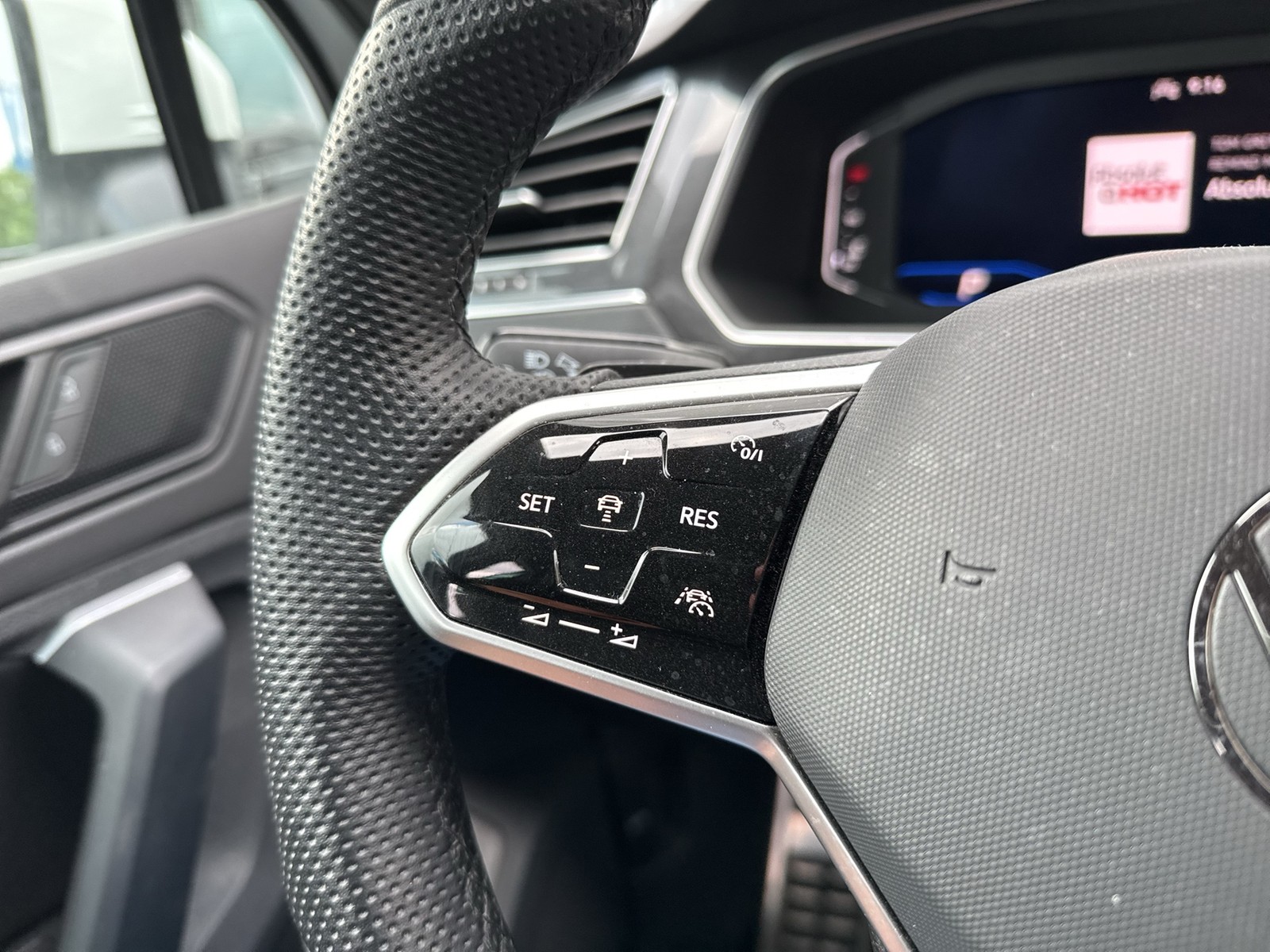 Volkswagen Tiguan 1.5 R-Line ALU19 eKLAPPE CARPLAY KAMERA