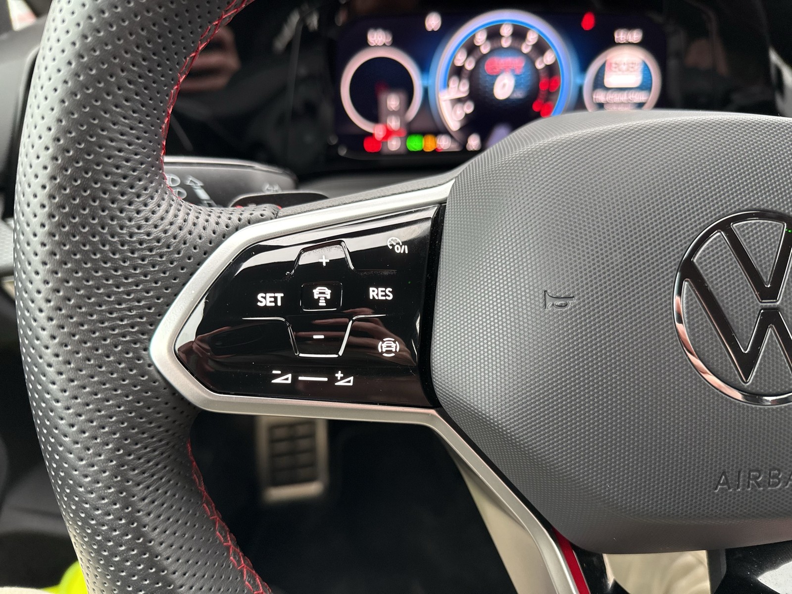 Volkswagen Golf VIII 2.0 GTI ACC LM18 CARPLAY SITZHEIZUNG