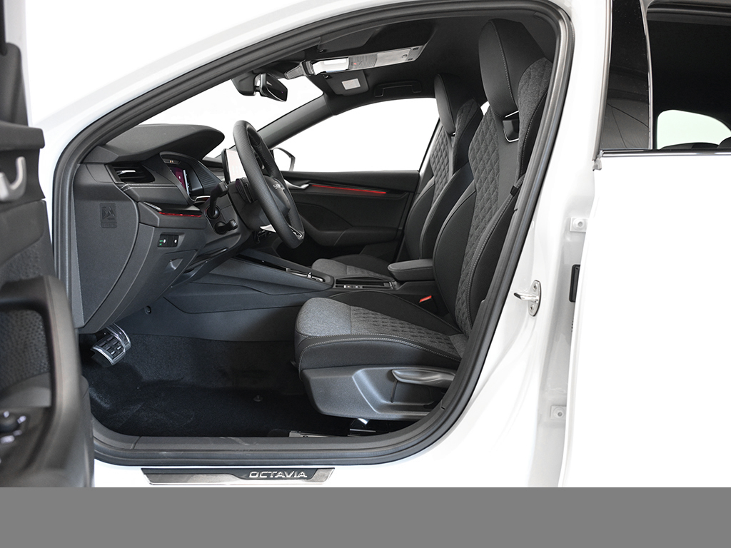 Skoda Octavia Combi 2.0 SPORTLINE DSG AHK KEYLESS LM18