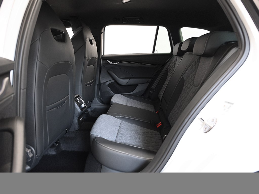 Skoda Octavia Combi 2.0 SPORTLINE DSG AHK KEYLESS LM18