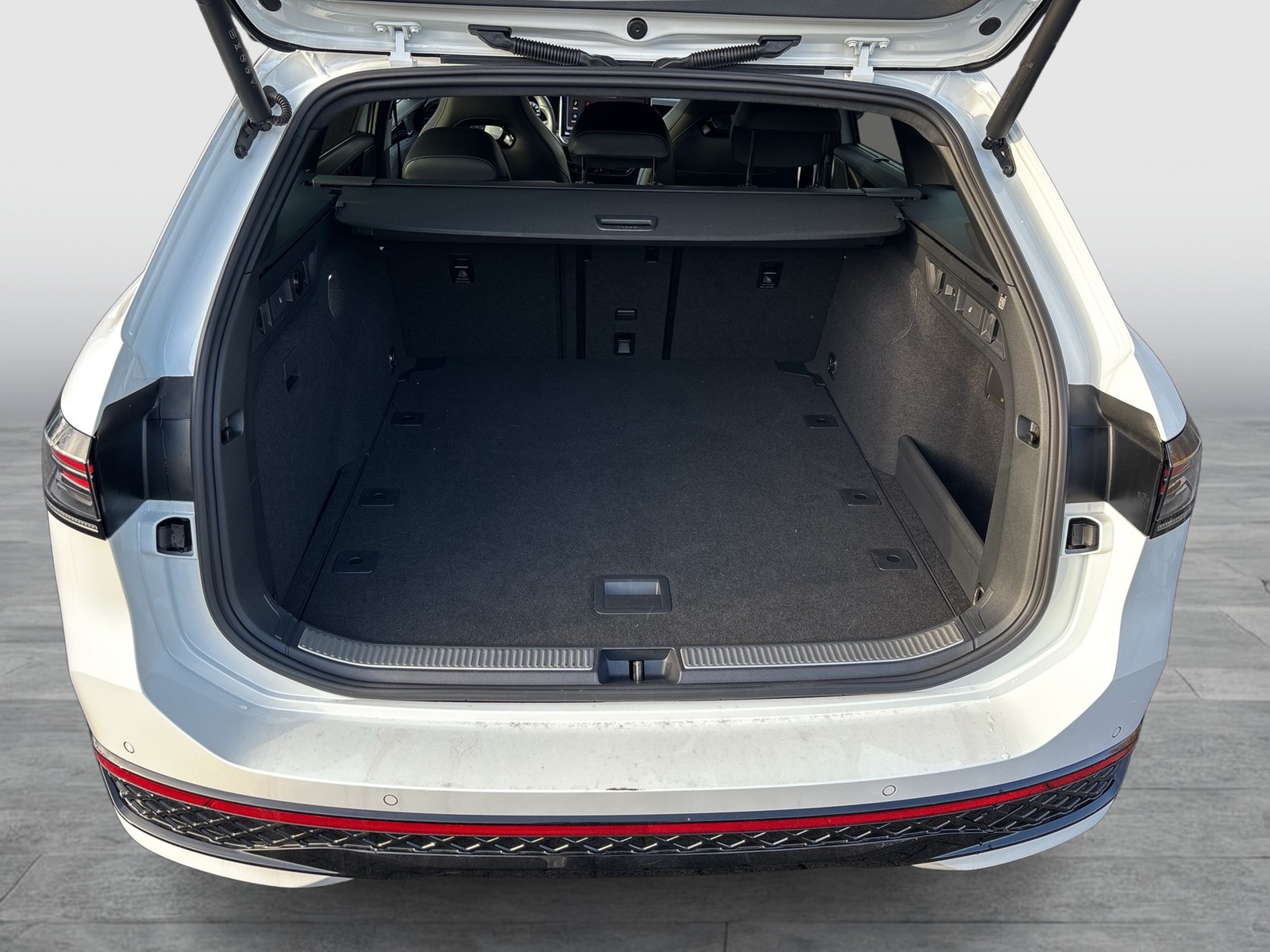 Volkswagen Passat Variant 2.0 R-LINE NEUES MODELL AHK LM19