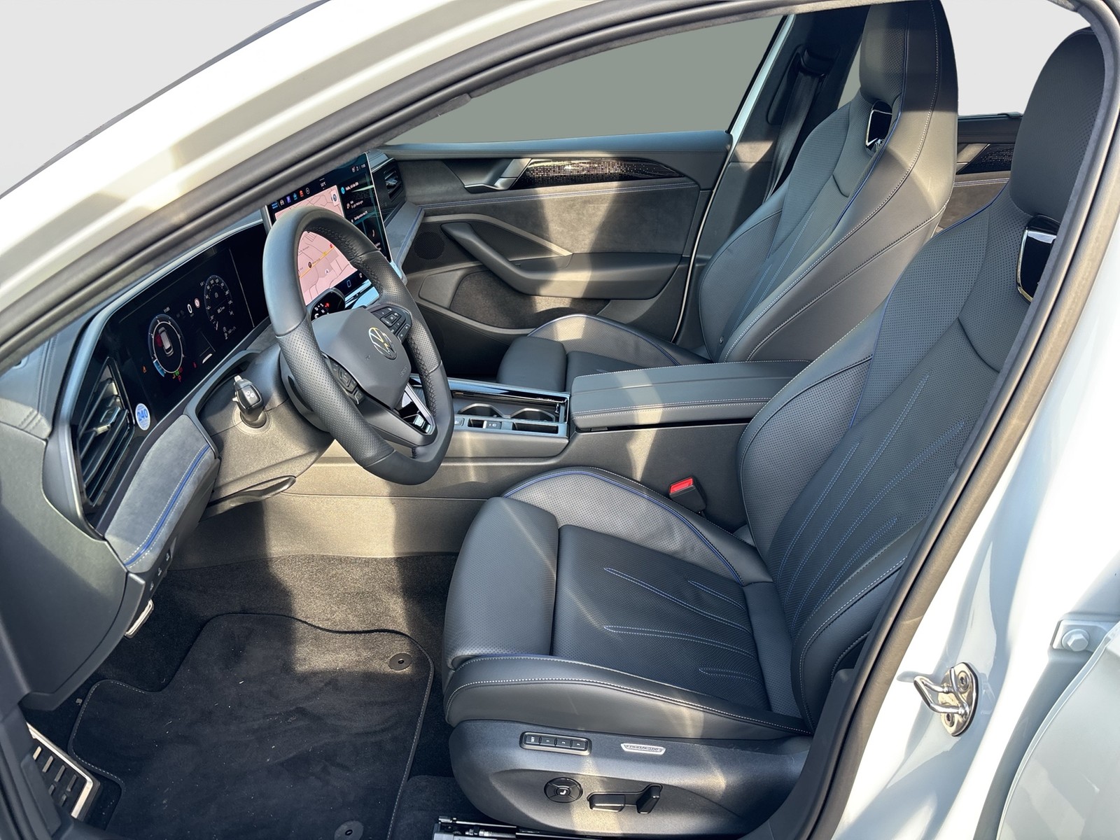 Volkswagen Passat Variant 2.0 R-LINE NEUES MODELL AHK LM19