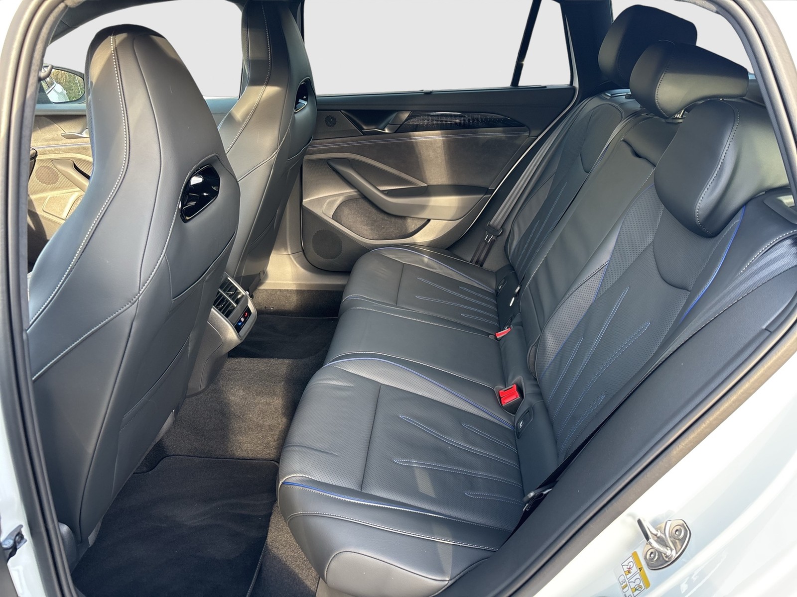 Volkswagen Passat Variant 2.0 R-LINE NEUES MODELL AHK LM19