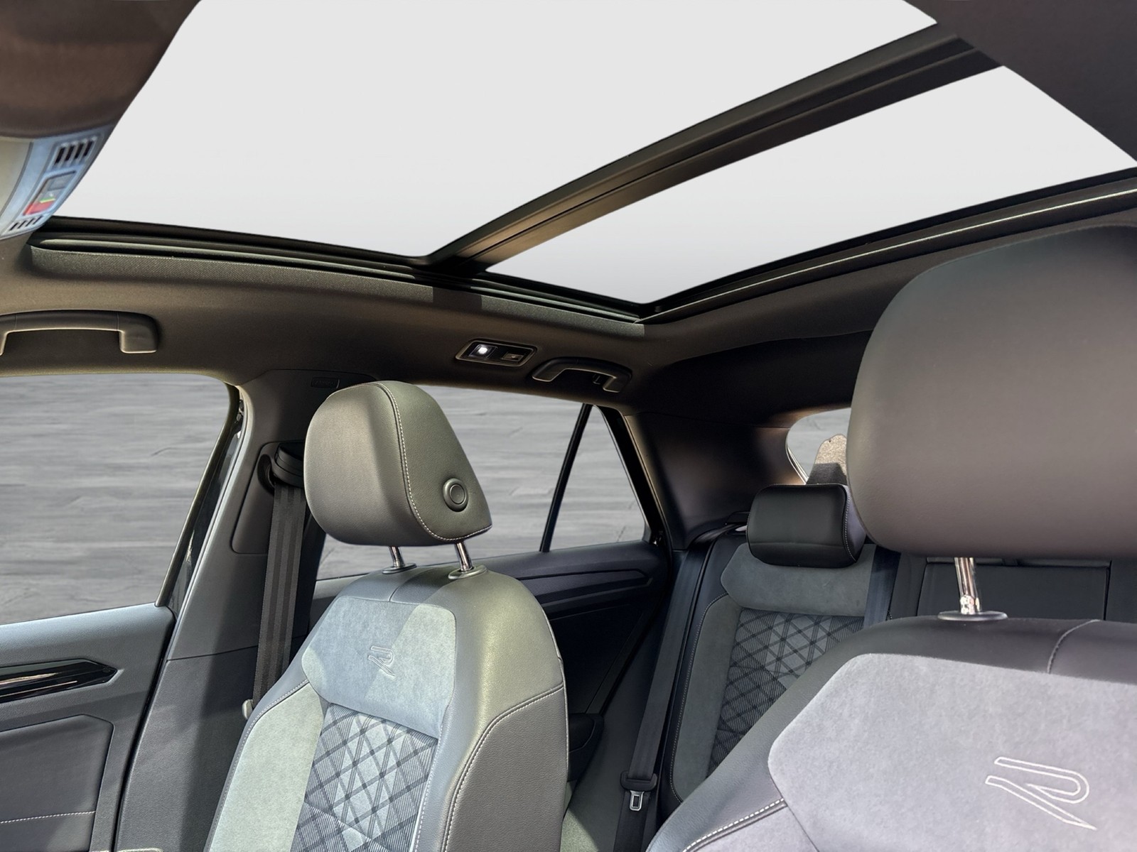 Volkswagen T-Roc 2.0 R-LINE 4X4 PANO ALU19 KAMERA MATRIX