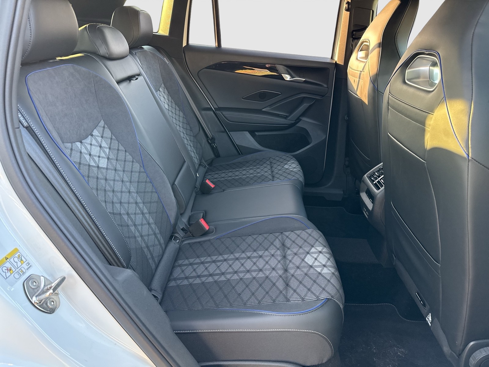 Volkswagen Tiguan 2.0 R-LINE 4X4 NEUESMODELL AHK 360CAM 20Z