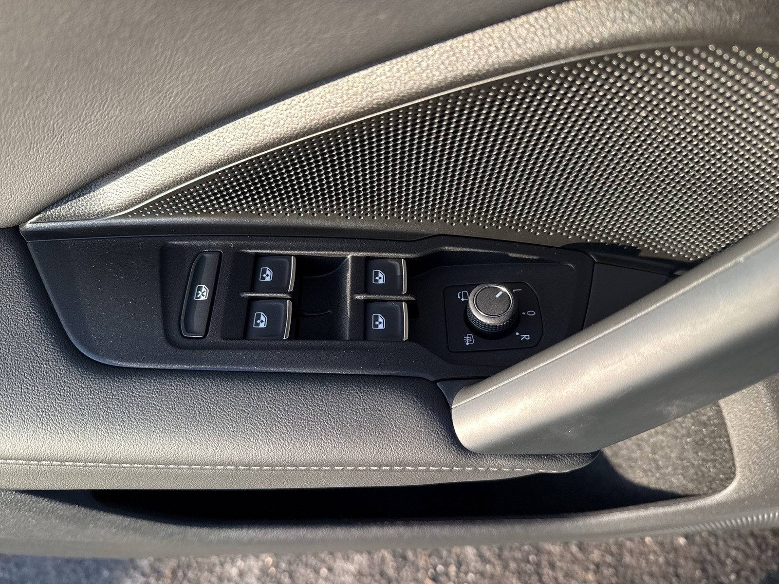 Volkswagen Tiguan 2.0 R-LINE 4X4 NEUESMODELL AHK 360CAM 20Z