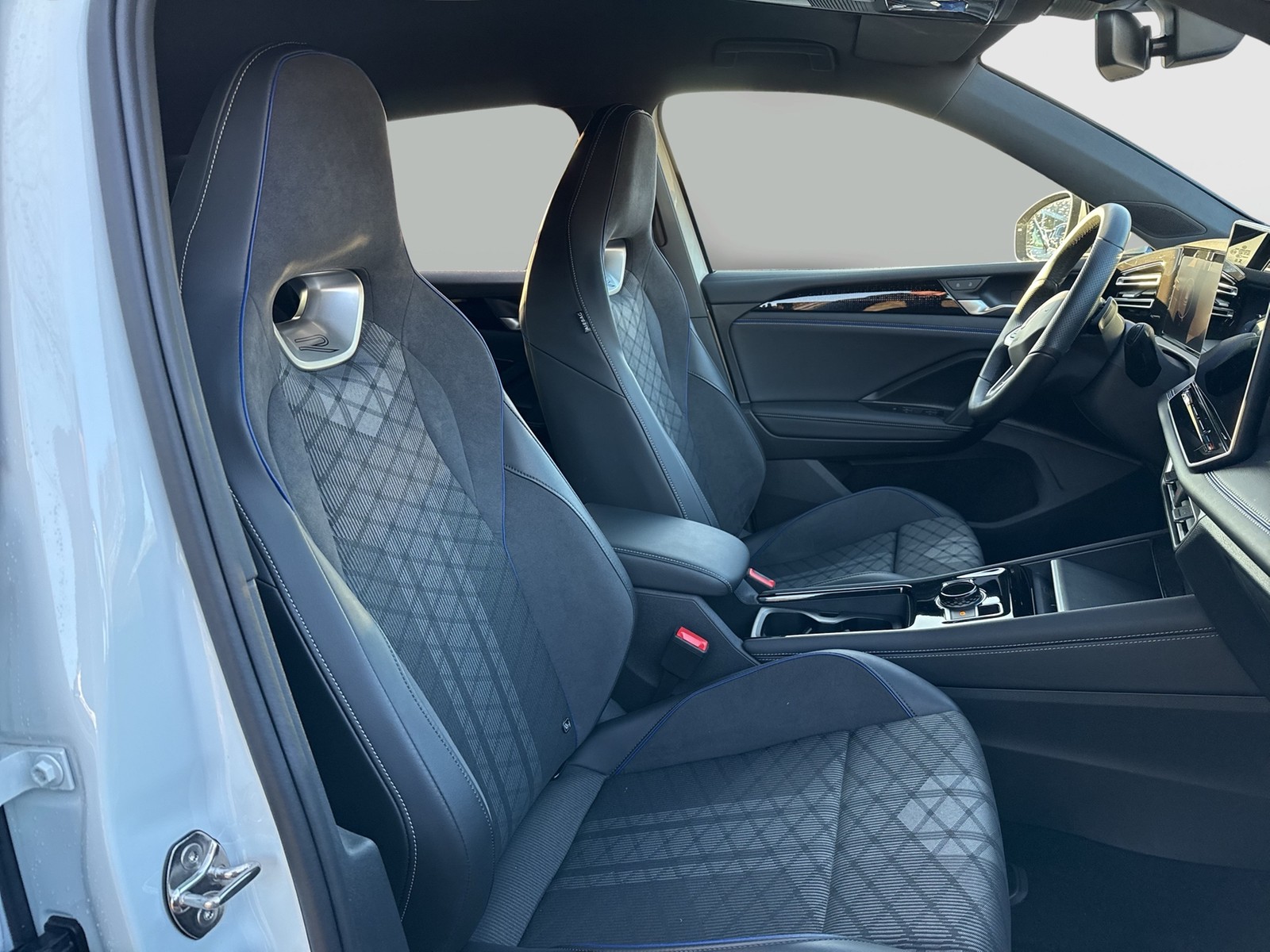 Volkswagen Tiguan 2.0 R-LINE 4X4 NEUESMODELL AHK 360CAM 20Z