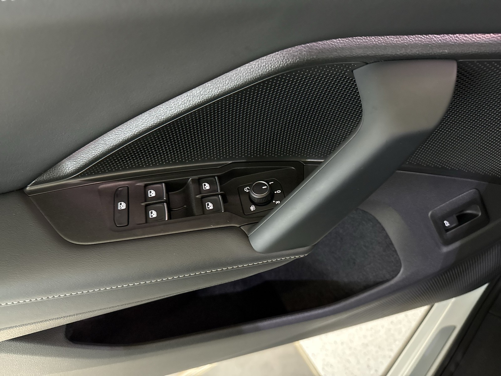 Volkswagen Tiguan 2.0 TDI 4MOTION R-LINE DSG BLACKSTYLE PANO AHK LM20