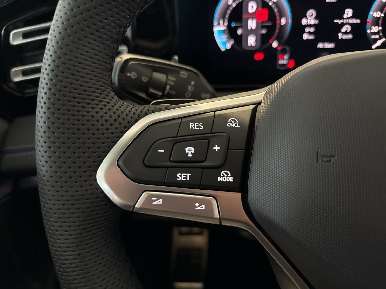 Volkswagen Tiguan 2.0 TDI 4MOTION R-LINE DSG BLACKSTYLE PANO AHK LM20