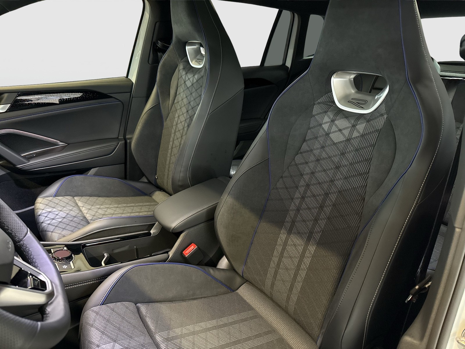 Volkswagen Tiguan 2.0 TDI 4MOTION R-LINE DSG BLACKSTYLE PANO AHK LM20