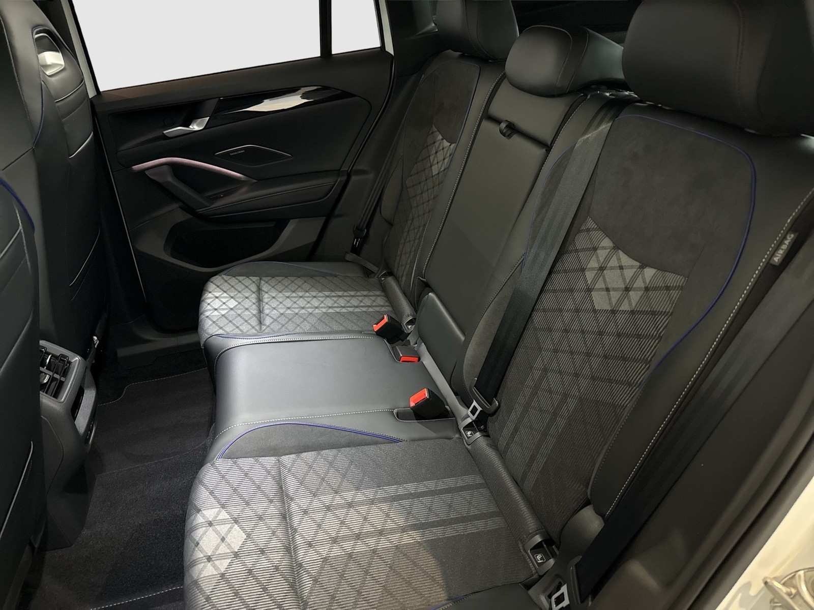 Volkswagen Tiguan 2.0 TDI 4MOTION R-LINE DSG BLACKSTYLE PANO AHK LM20