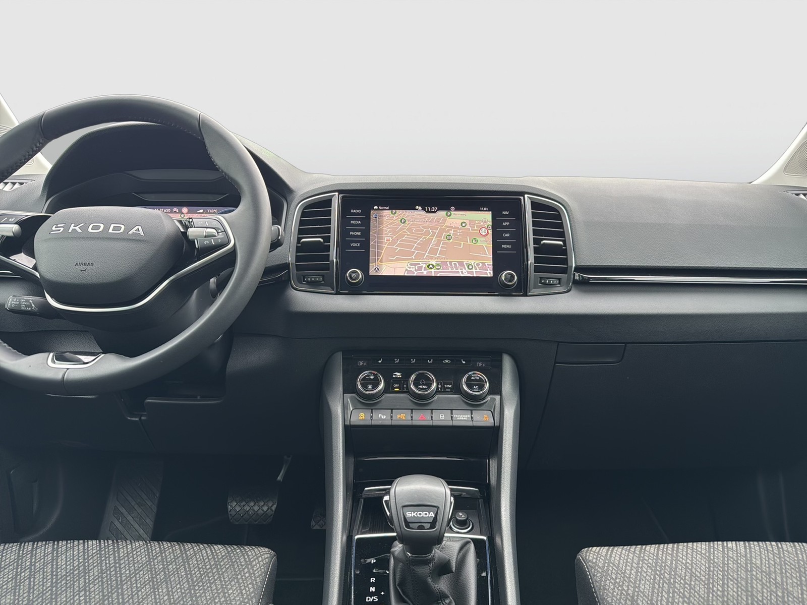 Skoda Karoq 1.5 TOUR PANO AHK 360°CAM ACC EKLAPPE NAVI