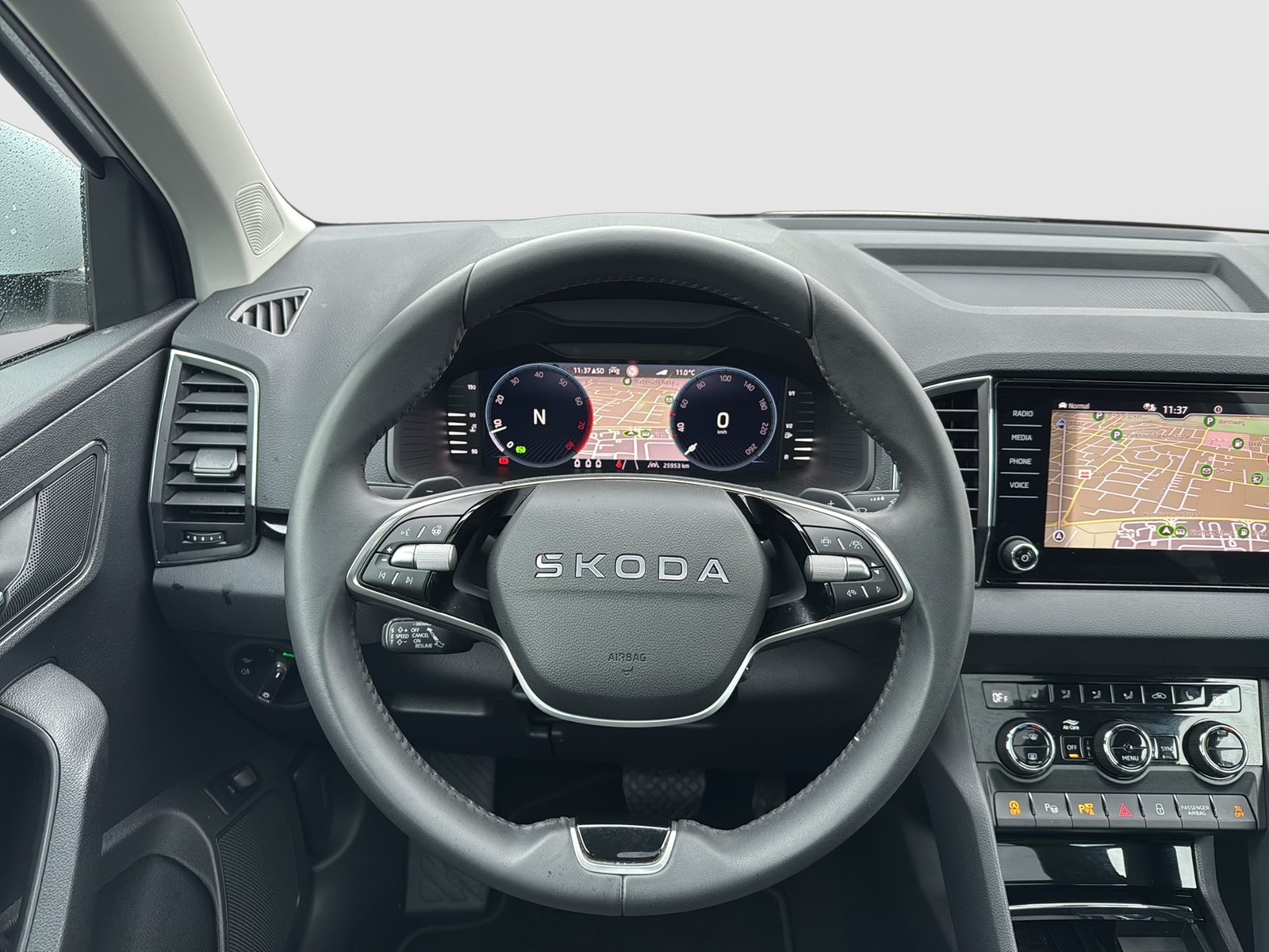 Skoda Karoq 1.5 TOUR PANO AHK 360°CAM ACC EKLAPPE NAVI