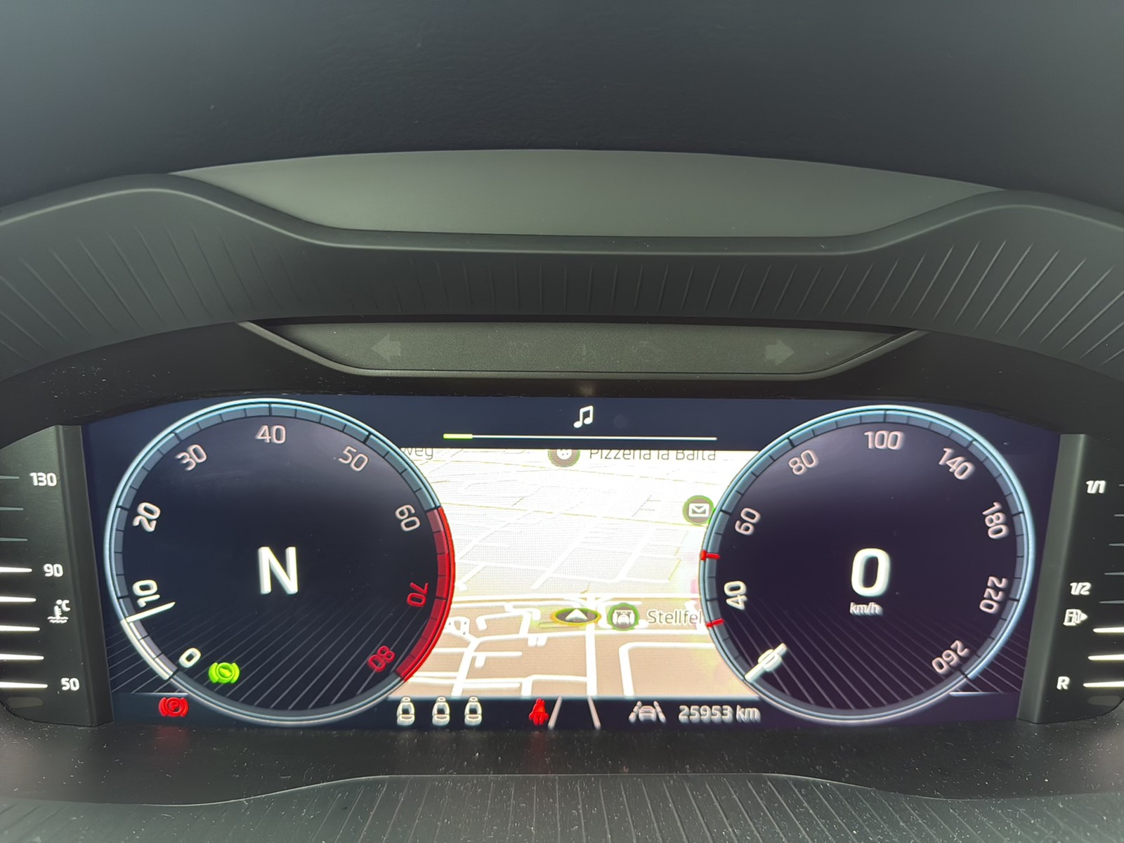 Skoda Karoq 1.5 TOUR PANO AHK 360°CAM ACC EKLAPPE NAVI