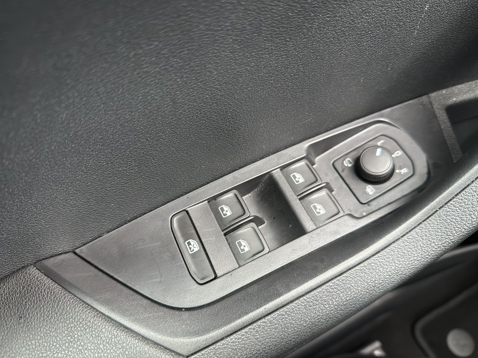 Skoda Karoq 1.5 TOUR PANO AHK 360°CAM ACC EKLAPPE NAVI