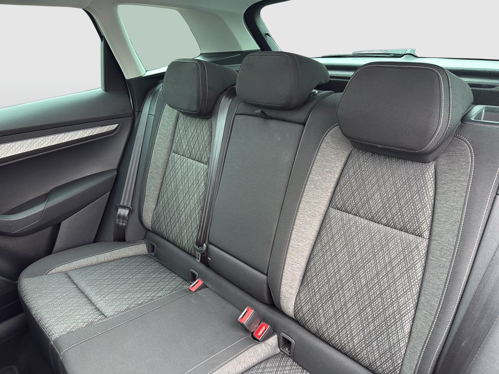 Skoda Karoq 1.5 TOUR PANO AHK 360°CAM ACC EKLAPPE NAVI