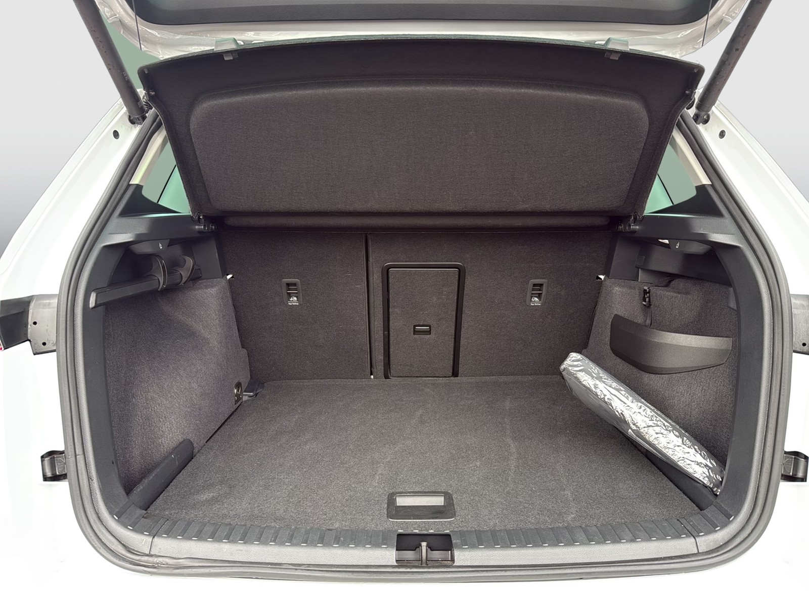 Skoda Karoq 1.5 TOUR PANO AHK 360°CAM ACC EKLAPPE NAVI