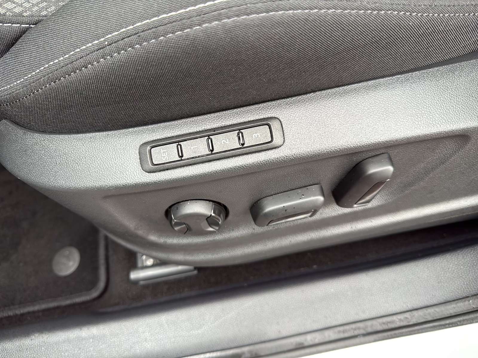 Skoda Karoq 1.5 TOUR PANO AHK 360°CAM ACC EKLAPPE NAVI