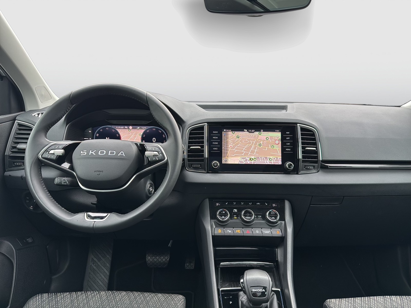 Skoda Karoq 1.5 TOUR PANO AHK 360°CAM ACC EKLAPPE NAVI