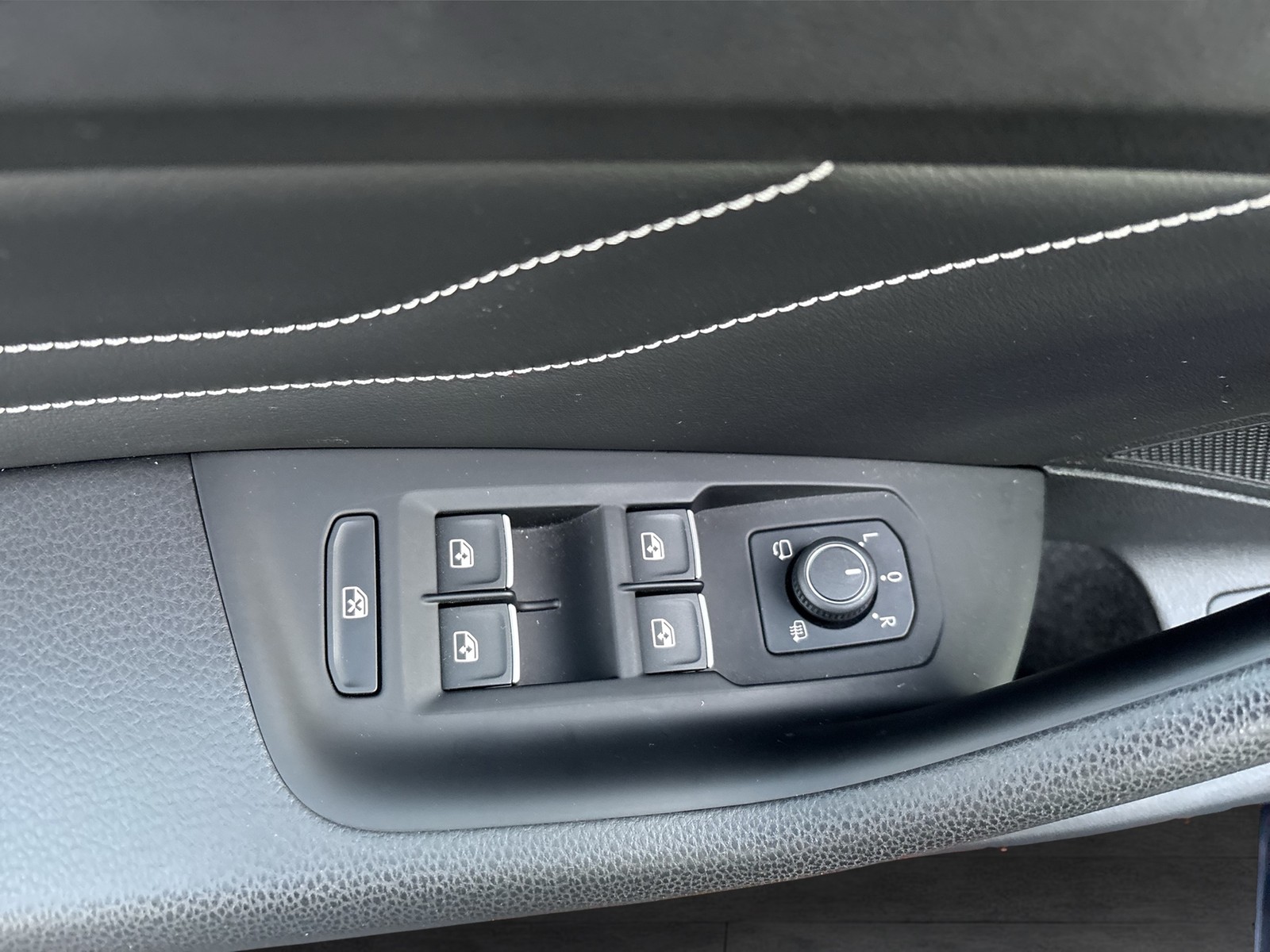 Volkswagen Passat Variant 1.5 ELEGANCE STANDHZ CAM ACC LM17