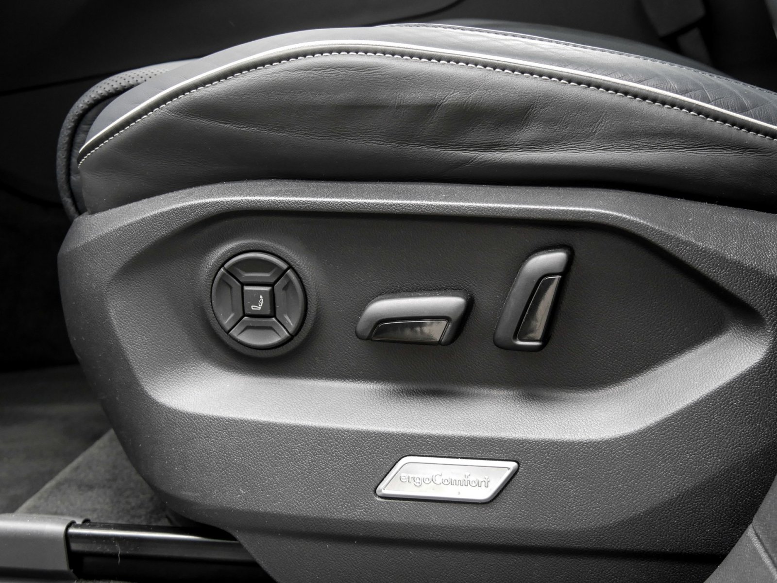 Volkswagen Touareg V6 TDI R-LINE ALLRADLENKUNG DYNAUDIO AHK