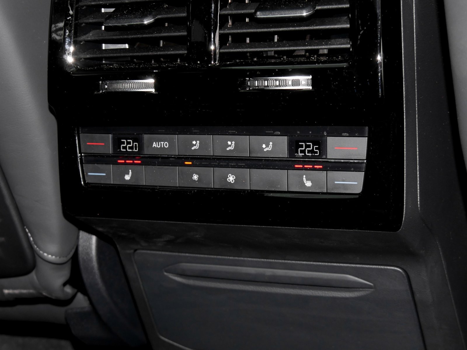 Volkswagen Touareg V6 TDI R-LINE ALLRADLENKUNG DYNAUDIO AHK
