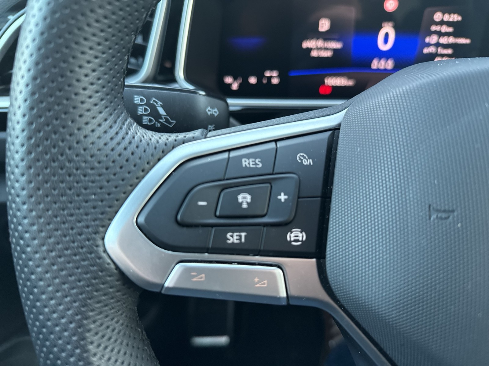 Volkswagen T-Roc 1.0 R-LINE PANO CAM ACC LM17 NAVI SITZHEIZ