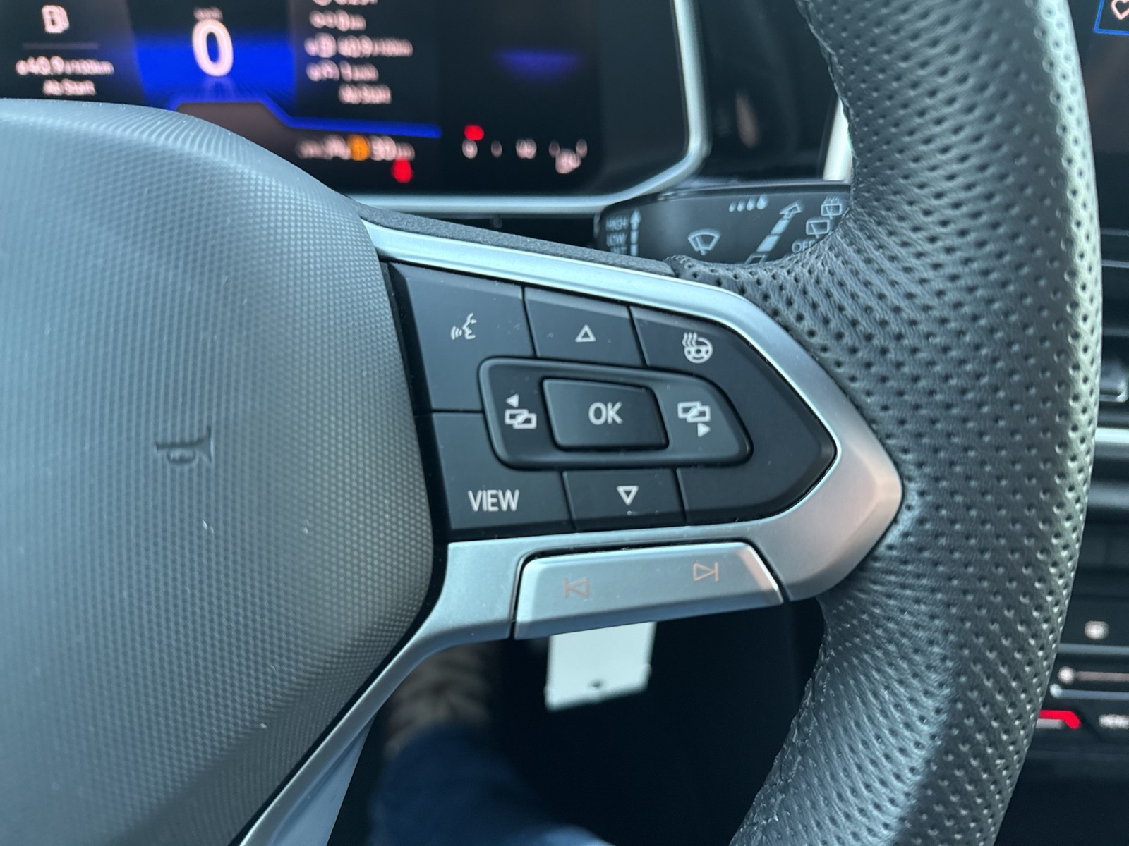 Volkswagen T-Roc 1.0 R-LINE PANO CAM ACC LM17 NAVI SITZHEIZ