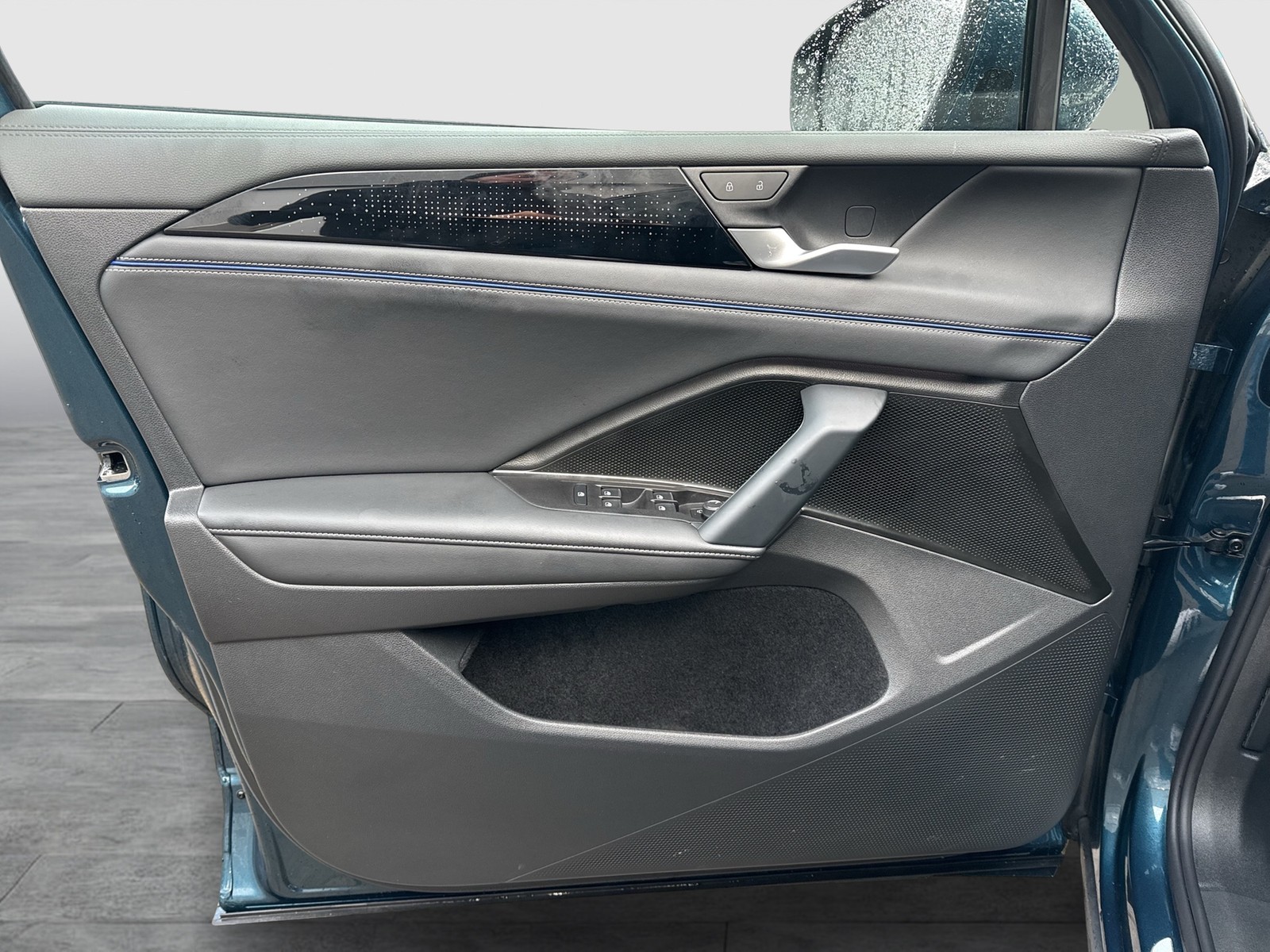 Volkswagen Tiguan 2.0 R-LINE 4X4 NEUES MODELL AHK CAM LM20