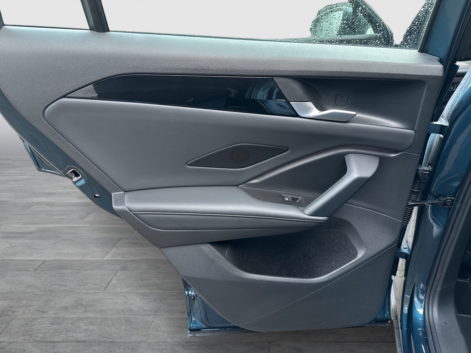 Volkswagen Tiguan 2.0 R-LINE 4X4 NEUES MODELL AHK CAM LM20