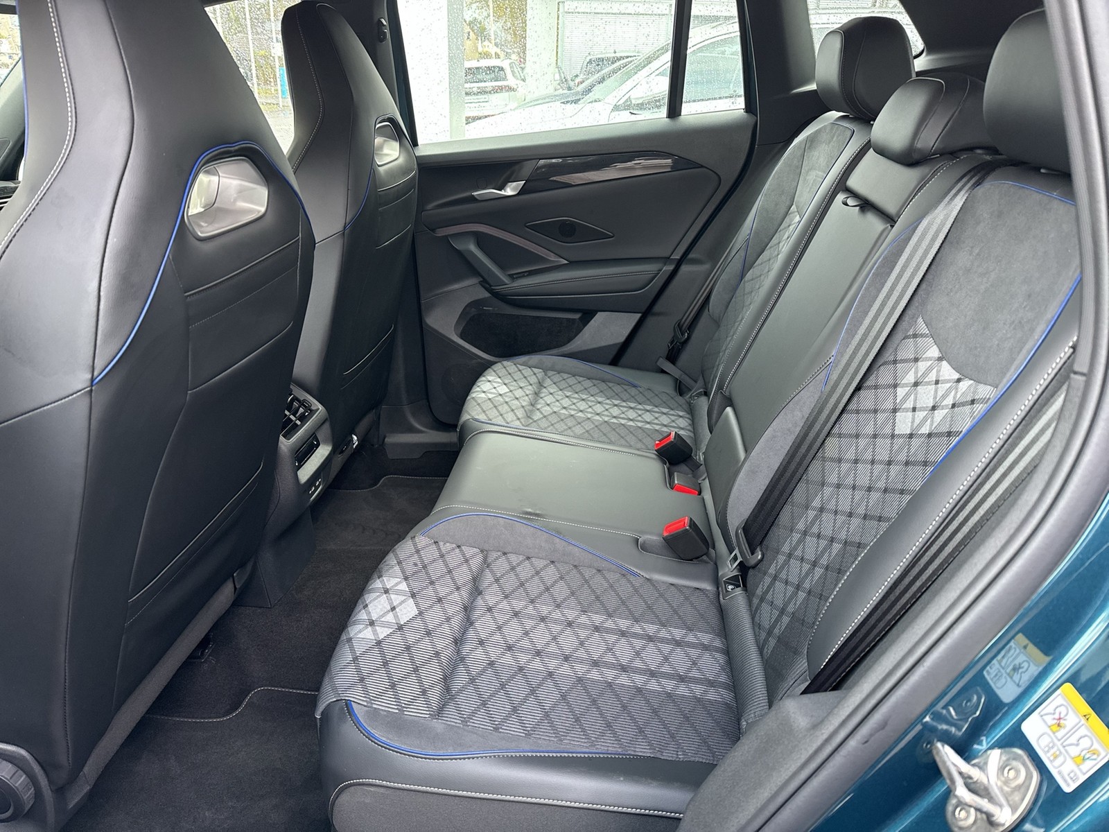 Volkswagen Tiguan 2.0 R-LINE 4X4 NEUES MODELL AHK CAM LM20