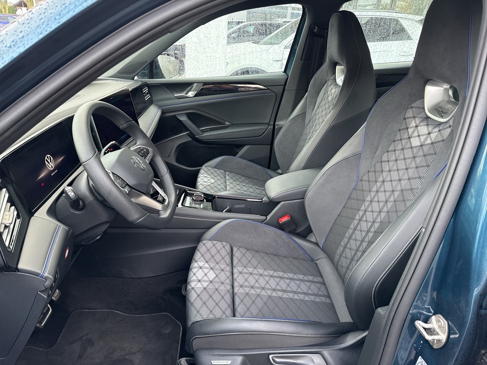 Volkswagen Tiguan 2.0 R-LINE 4X4 NEUES MODELL AHK CAM LM20