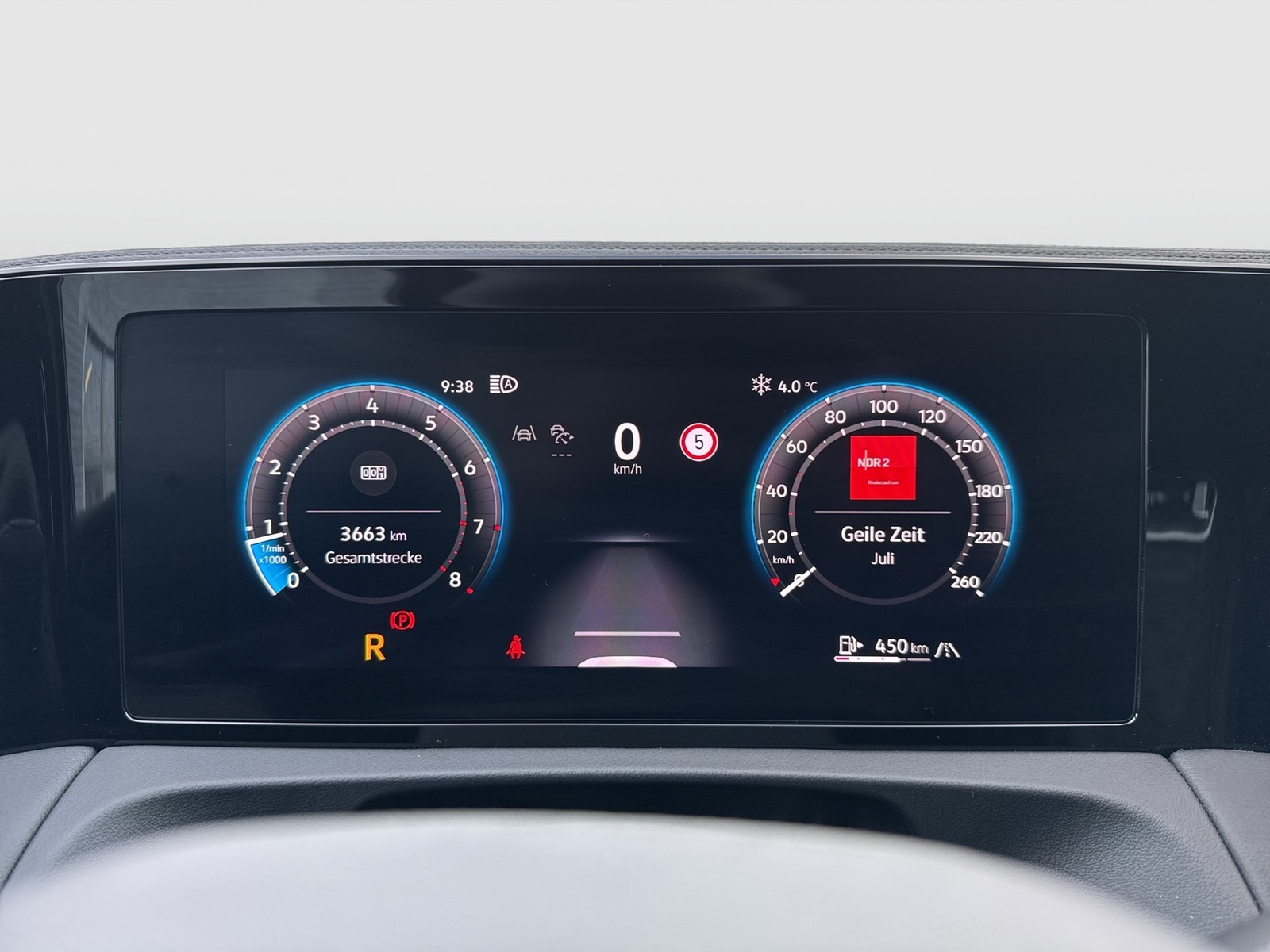 Volkswagen Tiguan 2.0 R-LINE 4X4 NEUES MODELL AHK CAM LM20