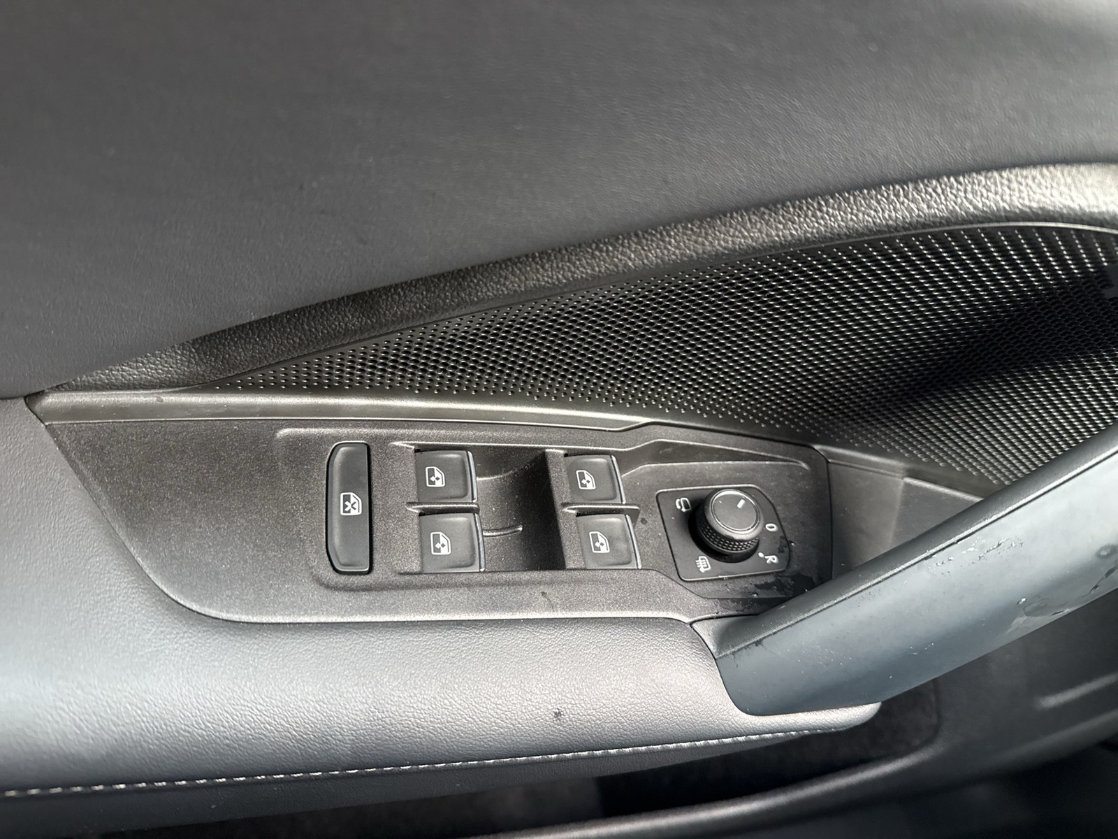 Volkswagen Tiguan 2.0 R-LINE 4X4 NEUES MODELL AHK CAM LM20