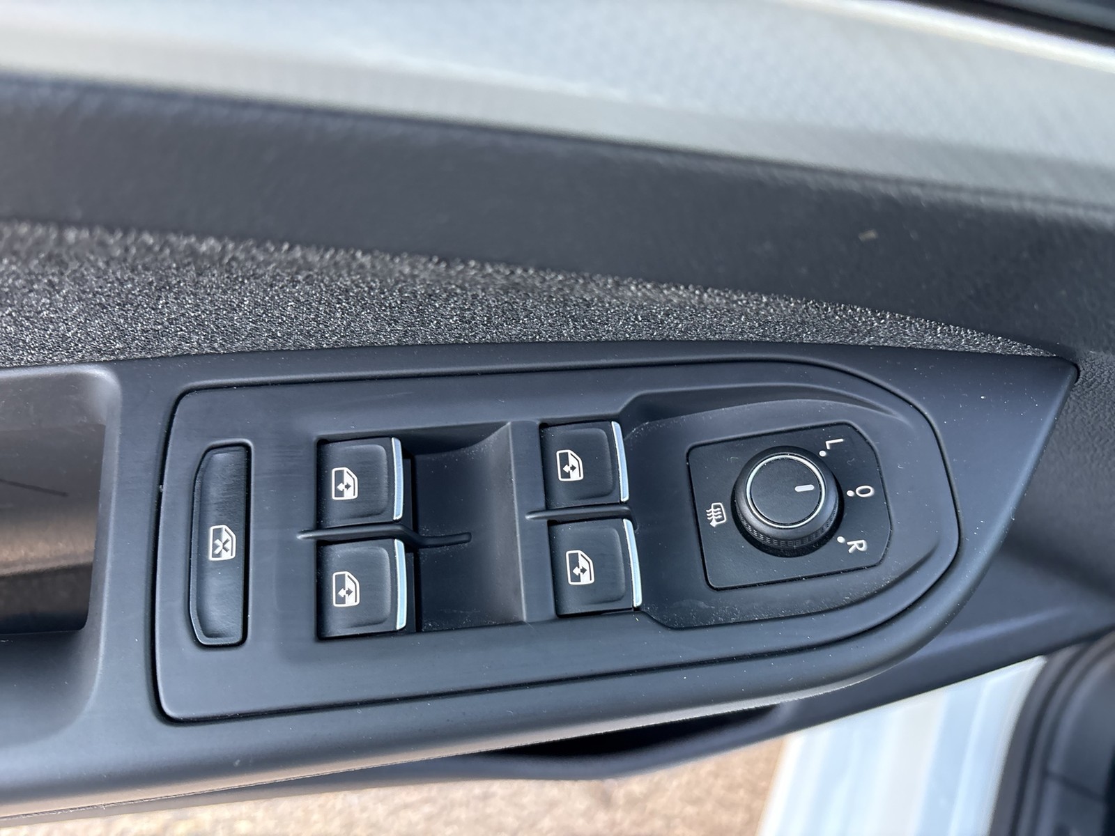 Volkswagen Golf VIII 1.0 eTSI MOVE STANDHZ. AHK CAM NAVI