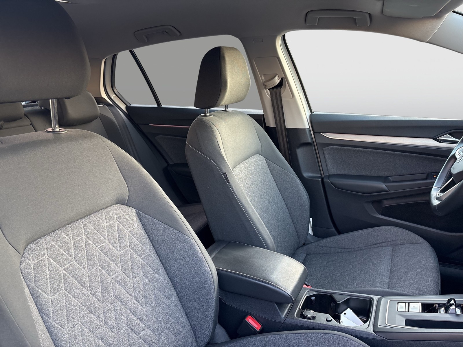 Volkswagen Golf VIII 1.0 eTSI MOVE STANDHZ. AHK CAM NAVI