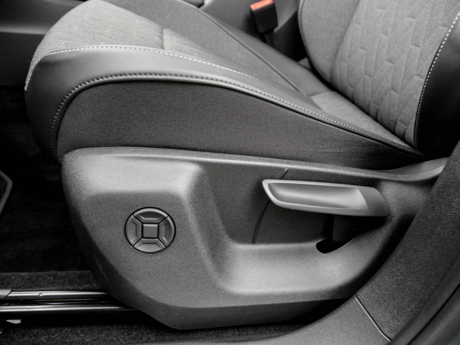 Volkswagen Tayron 2.0 LIFE 4X4 7SITZE AHK 360CAM ACC LM18