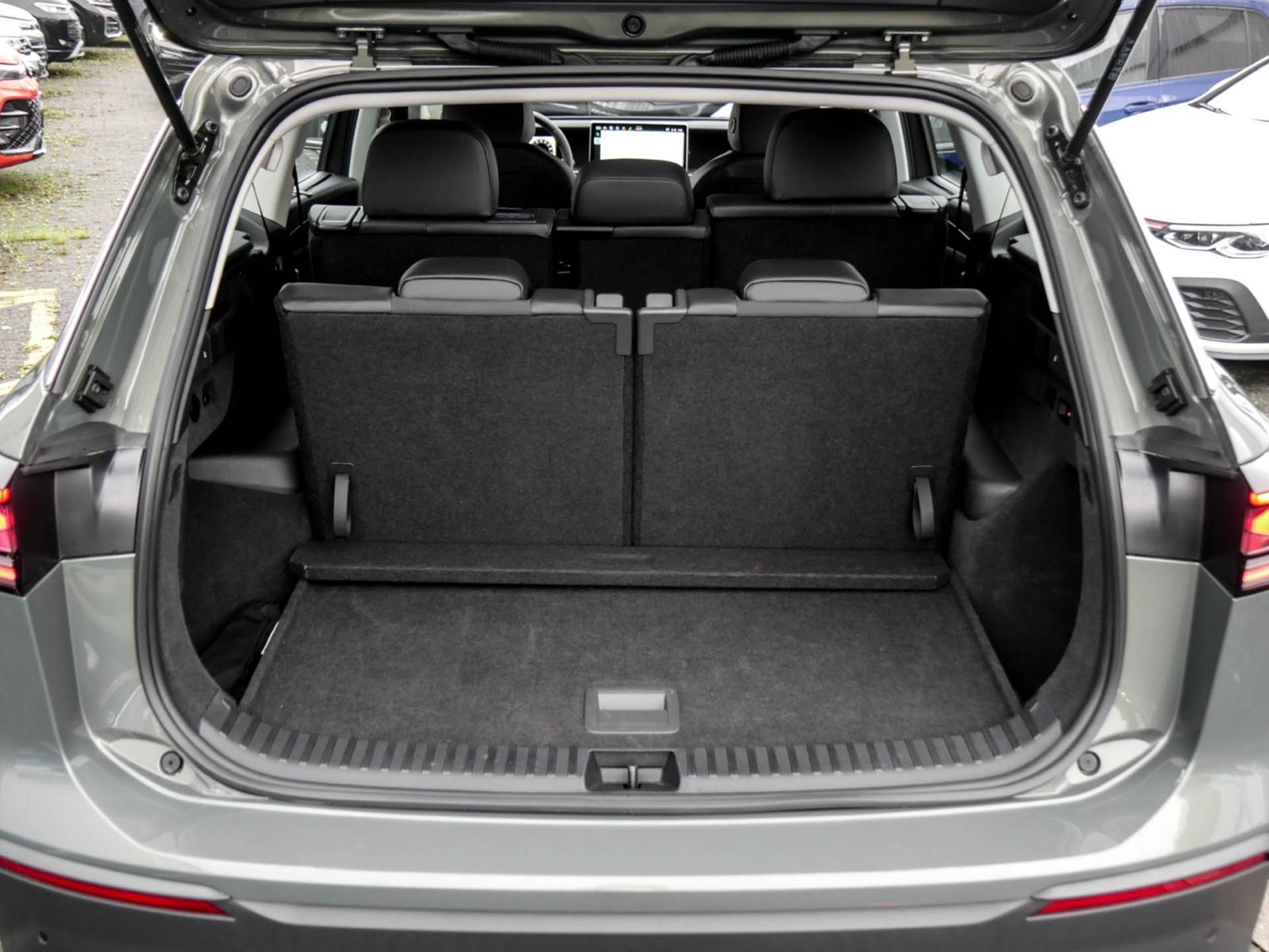 Volkswagen Tayron 2.0 LIFE 4X4 7SITZE AHK 360CAM ACC LM18