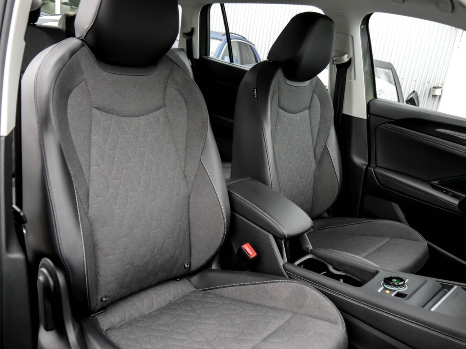 Volkswagen Tayron 2.0 LIFE 4X4 7SITZE AHK 360CAM ACC LM18