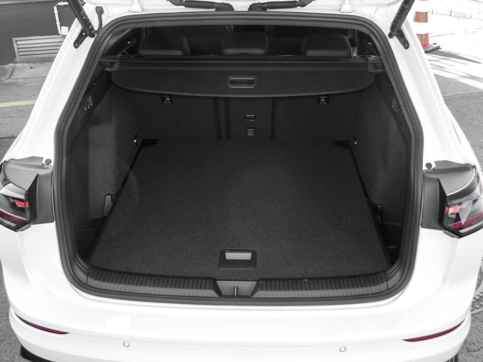 Volkswagen Golf Variant 2.0 TDI R-LINE DSG BLACKSTYLE AHK DCC MATRIX