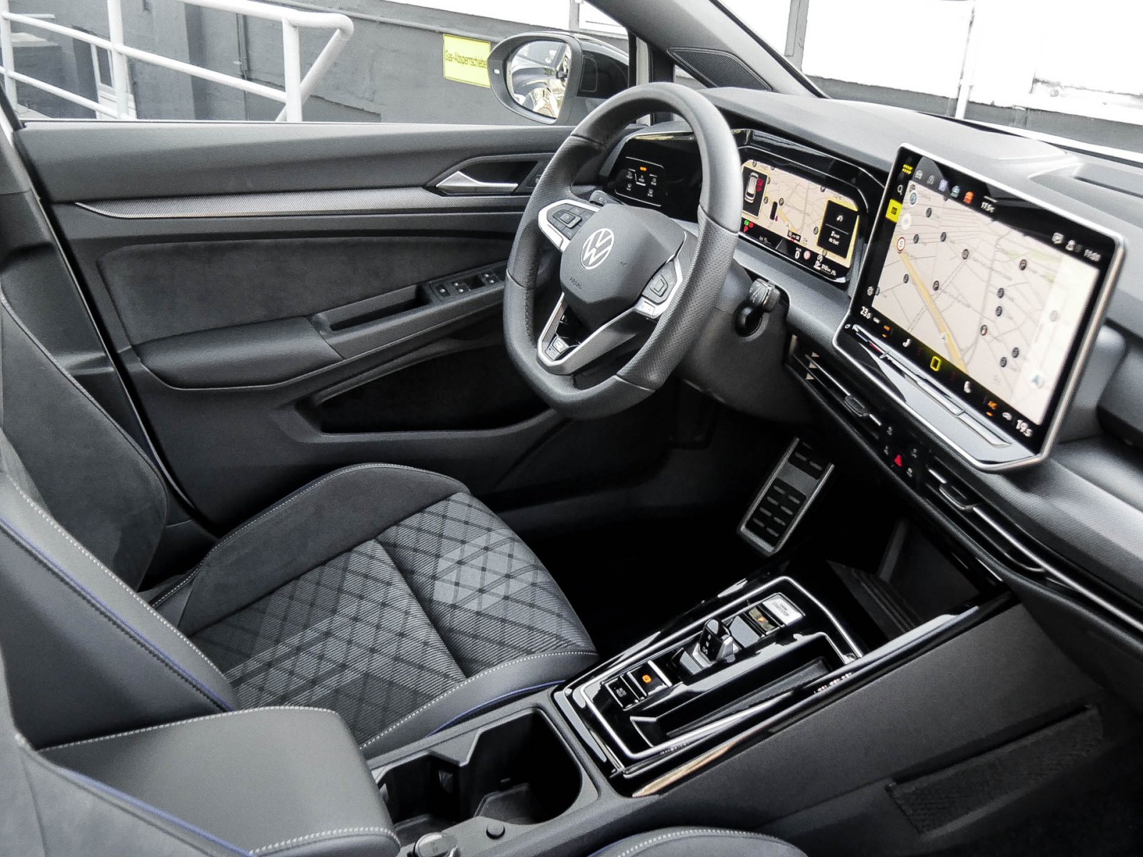 Volkswagen Golf Variant 2.0 TDI R-LINE DSG BLACKSTYLE AHK DCC MATRIX