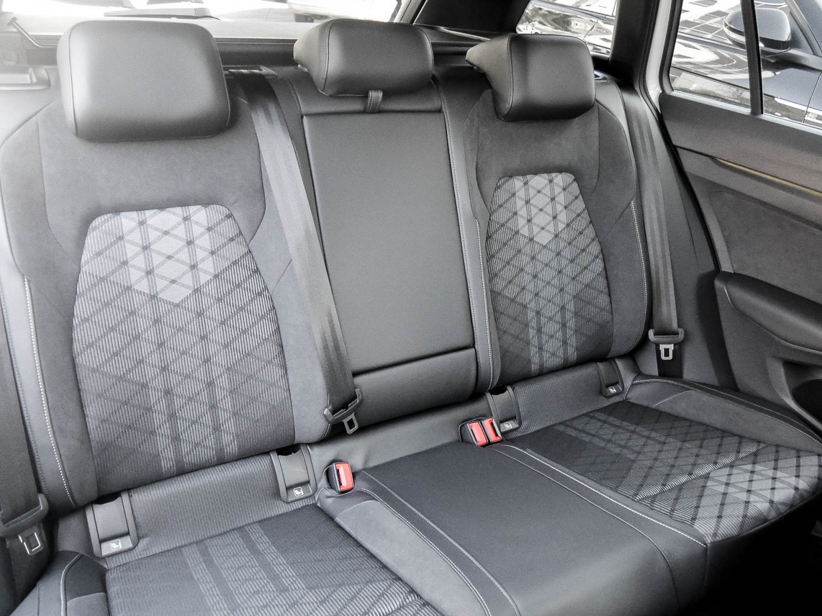 Volkswagen Golf Variant 2.0 TDI R-LINE DSG BLACKSTYLE AHK DCC MATRIX