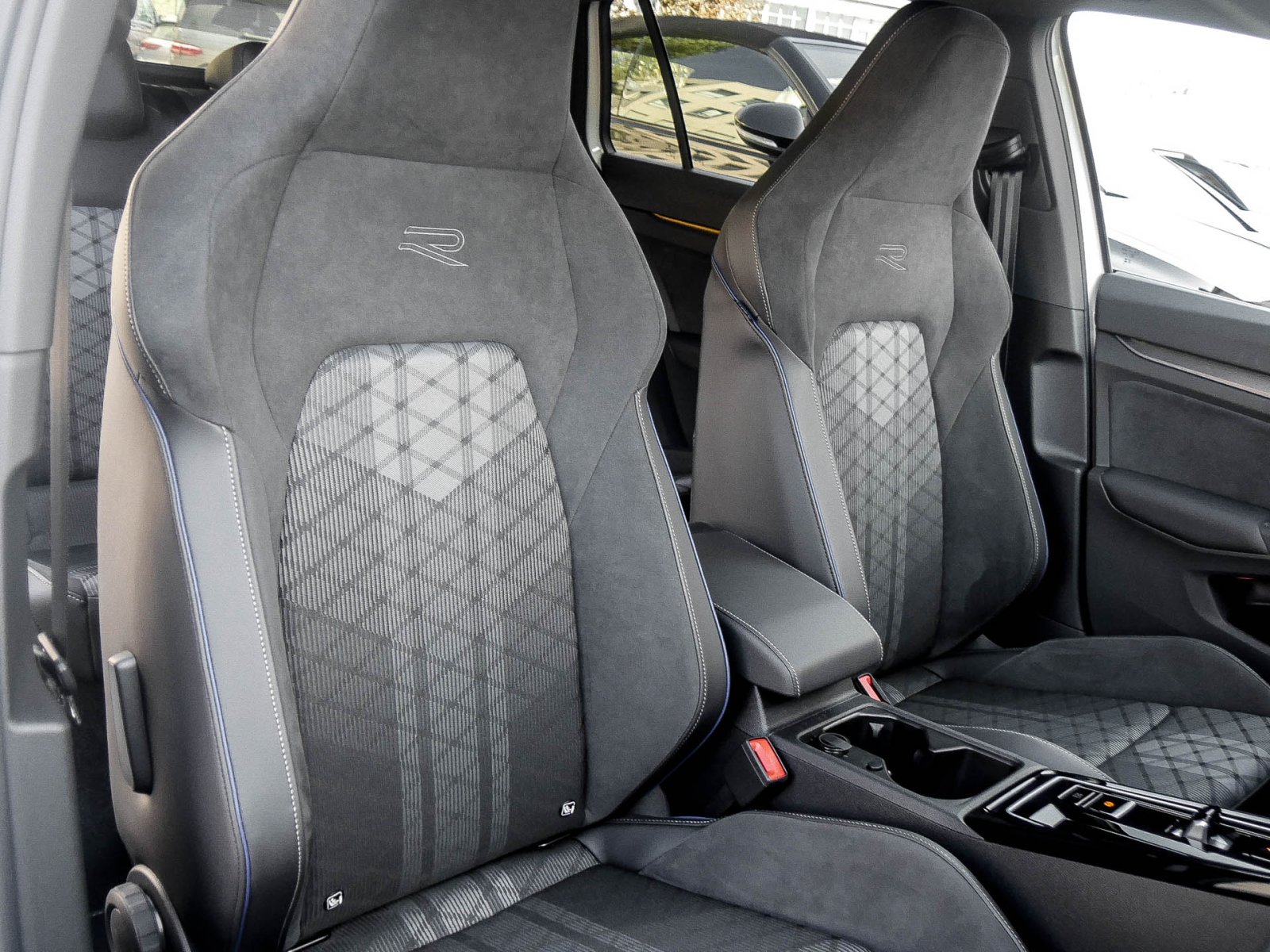 Volkswagen Golf Variant 2.0 TDI R-LINE DSG BLACKSTYLE AHK DCC MATRIX