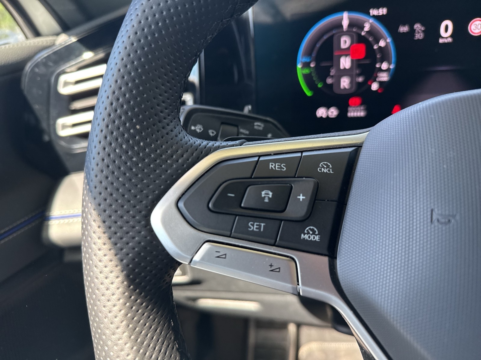 Volkswagen Tiguan 1.5 HYBRID R-LINE BLACK STYLE LEDER AHK