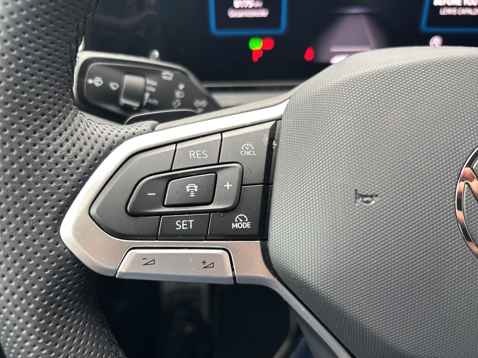 Volkswagen Tiguan 2.0 R-LINE 4X4 NEUES MODELL AHK CAM LM20